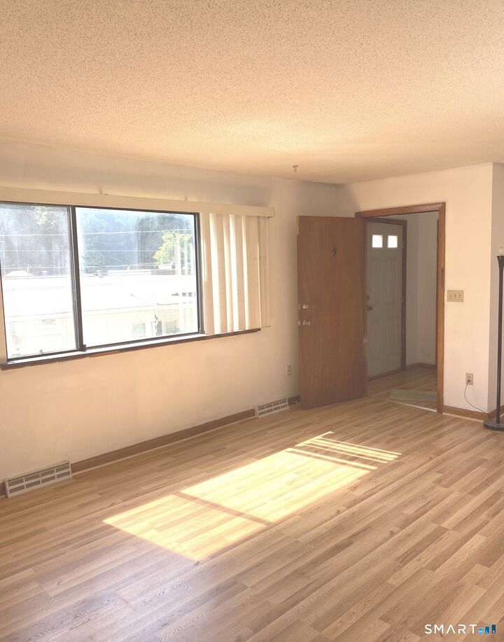 Property Photo:  9 Jewett Street 9  CT 06401 
