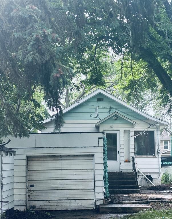 Property Photo: 416 I Avenue S SK S7M 1Y4