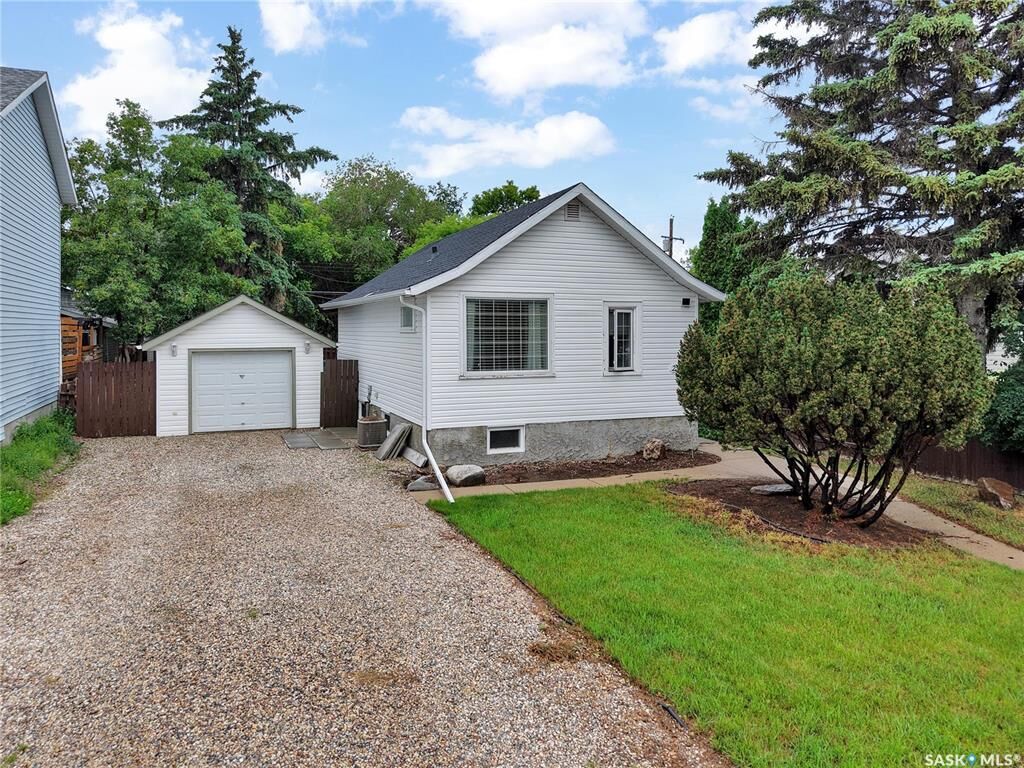 Property Photo:  2524 Kelvin Avenue  SK S7J 0T7 