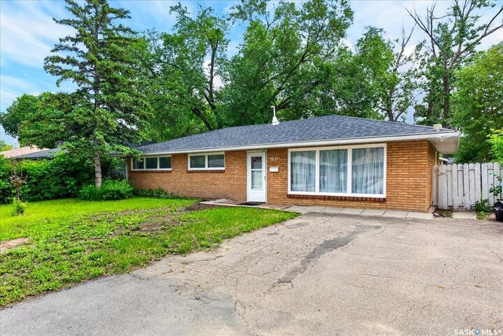 Property Photo:  1837 Grant Drive  SK S4S 4V5 