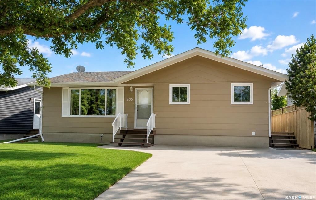 Property Photo: 605 5th Avenue W SK S0H 0B0