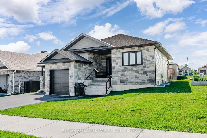 Property Photo:  2459 Watson Crescent  ON K6H 0H9 