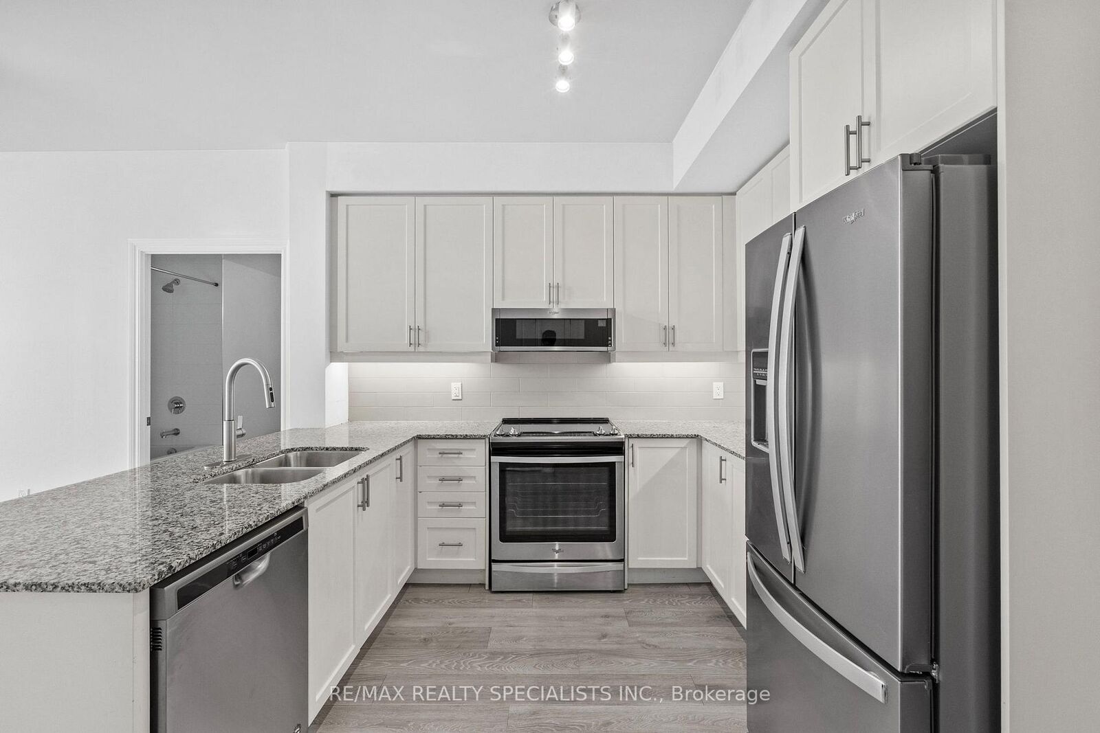 Property Photo: 1050 Main Street 718 ON L9T 9M3