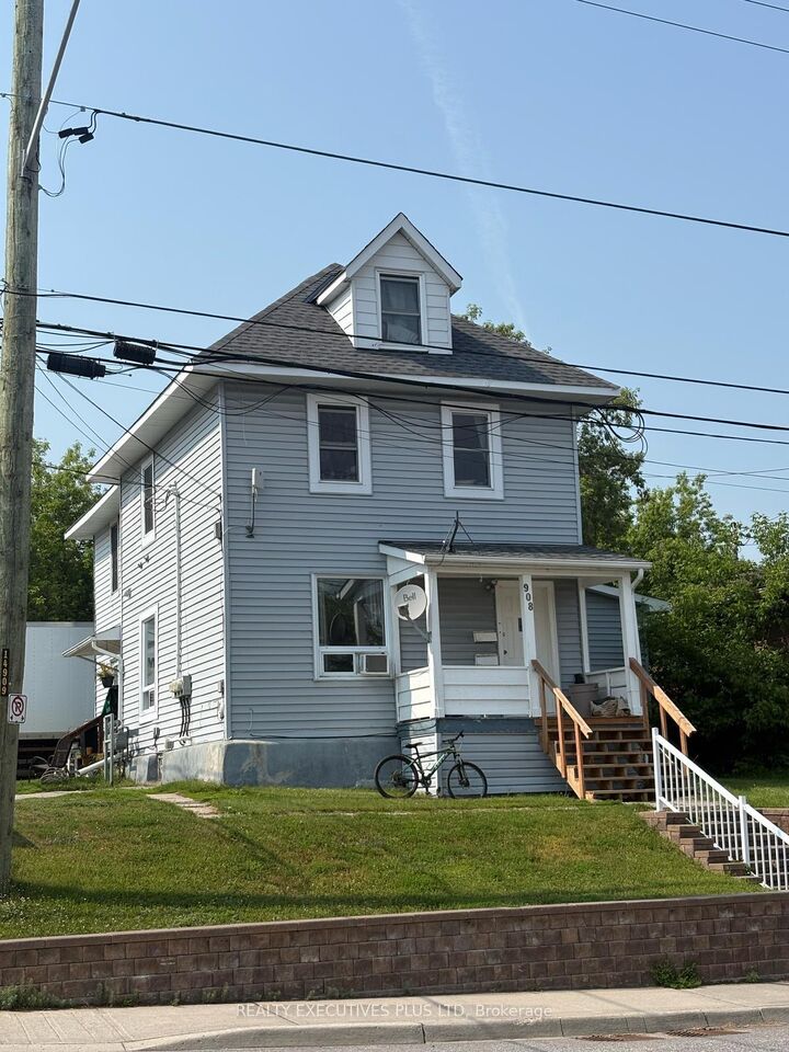 106 Fourth Avenue W — photo 1