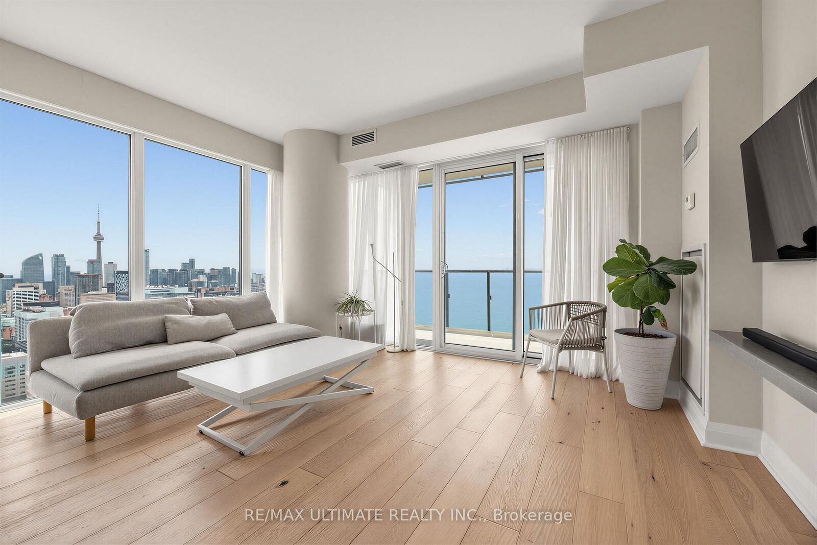 Property Photo:  1080 Bay Street 4204  ON M5S 0A5 