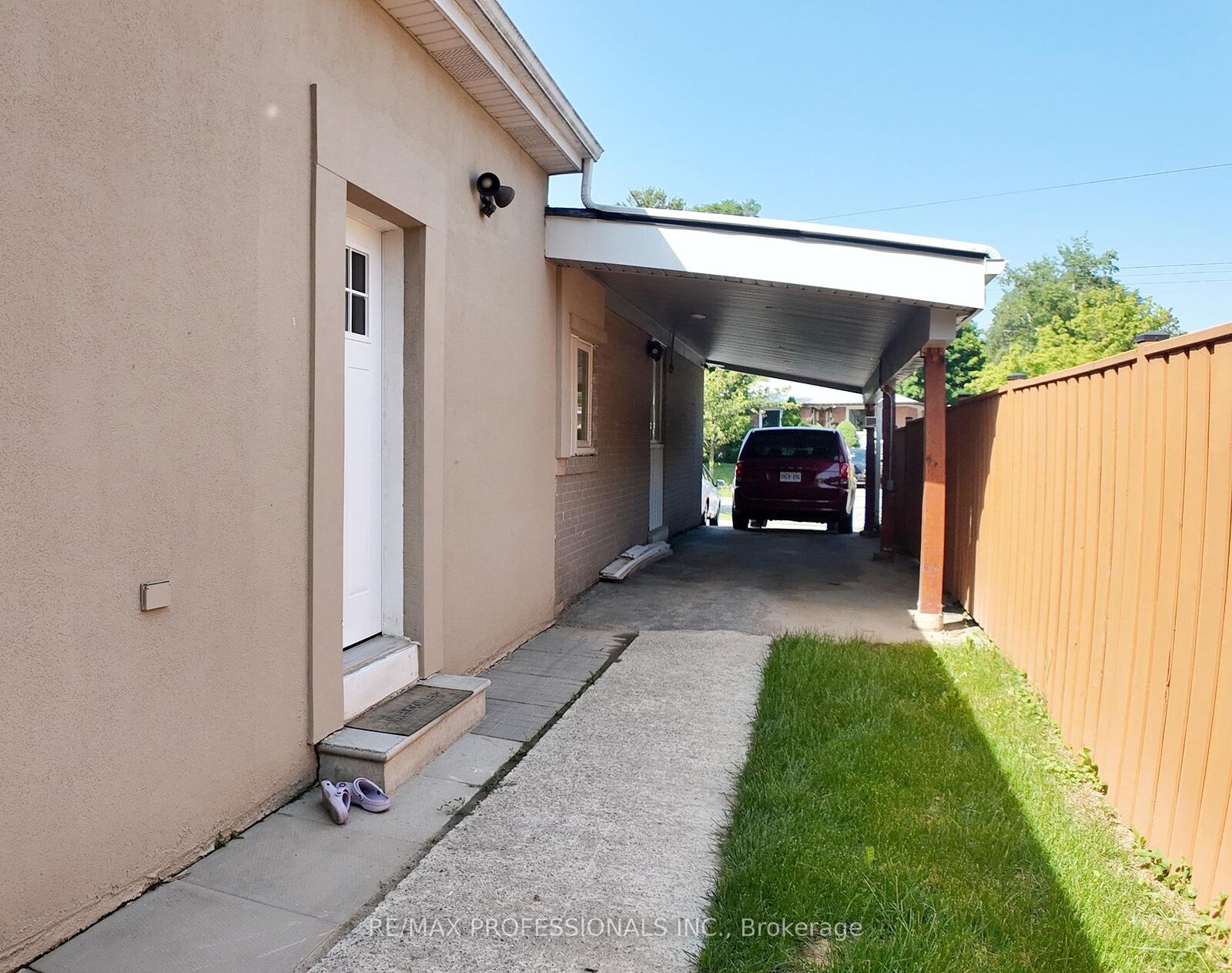 Property Photo: 5 Farmbrook Road B ON M1J 2S3