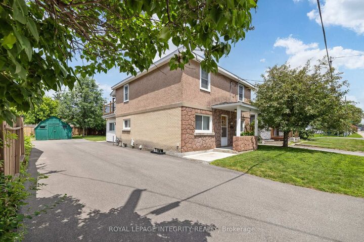 Property Photo: 1081 Kenaston Street ON K1B 3P8