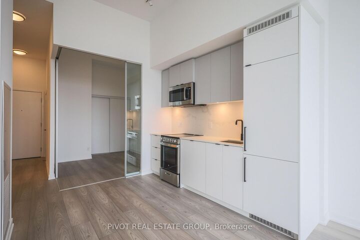 Property Photo: 285 Dufferin Street 715 ON M6K 0J2