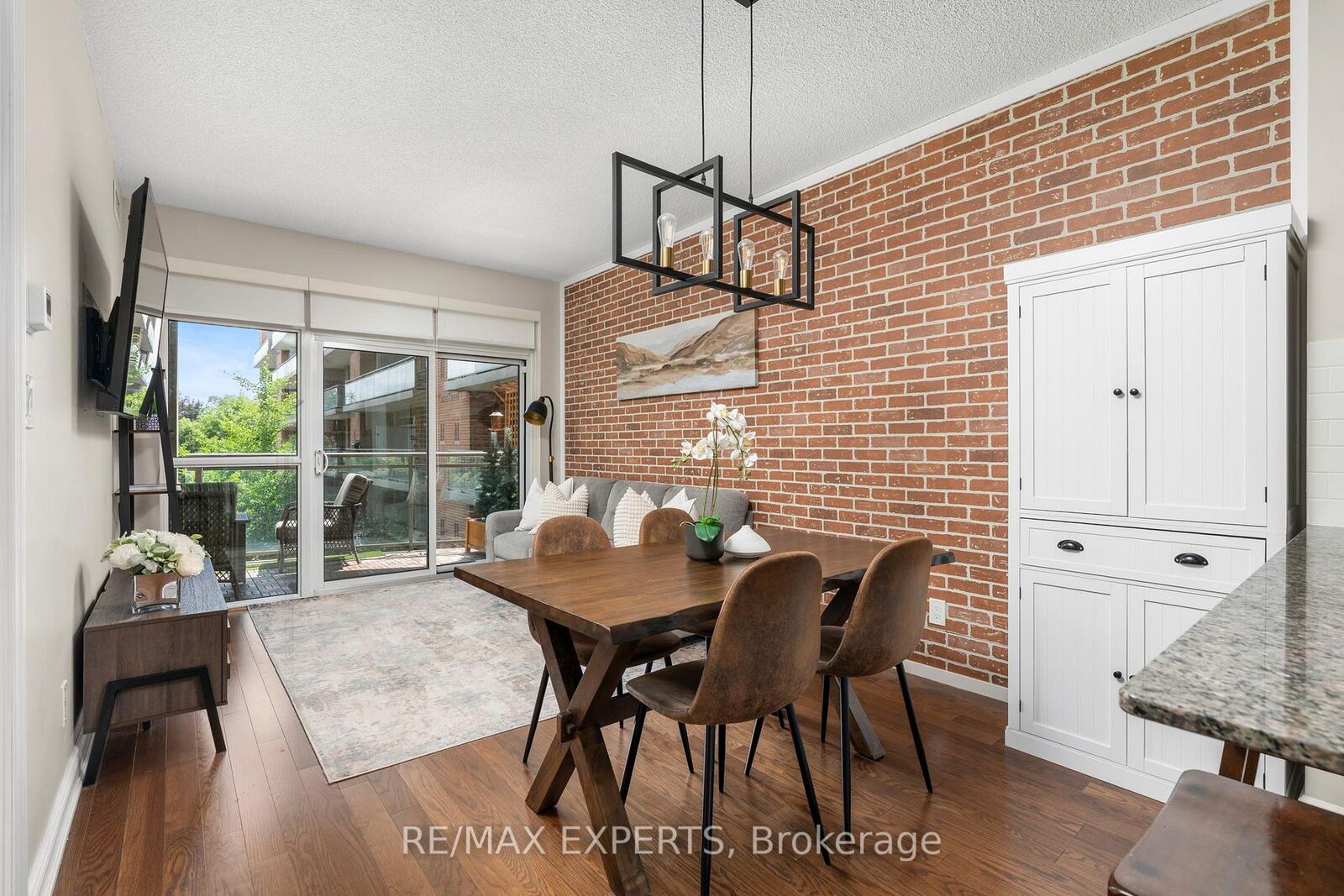 Property Photo: 281 Woodbridge Avenue 301 ON L4L 0C6