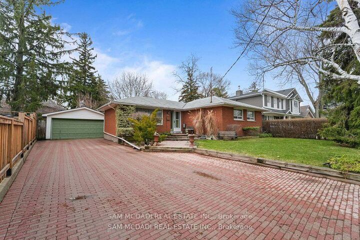 2470 Meadowood Crescent — photo 1