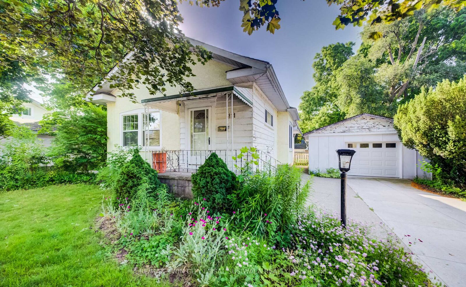 Property Photo:  111 Pinewood Avenue  ON N3H 2M3 