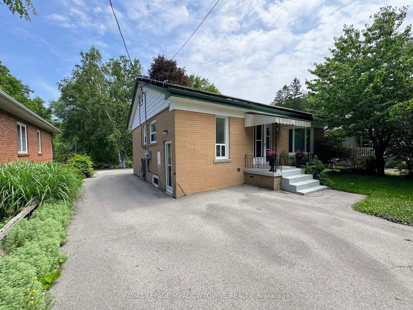 Property Photo: 54 Hewson Crescent Bsmt ON L7G 2N9