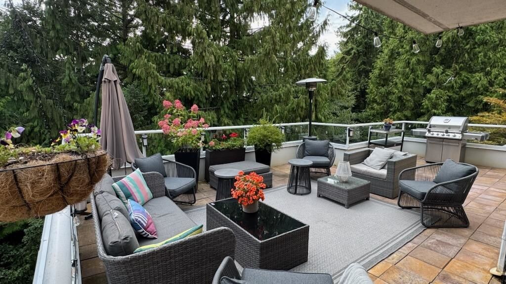 Property Photo: 2425 Edgemont Boulevard 8 BC V7P 2L2