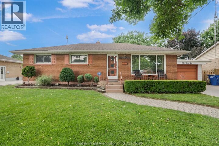 Property Photo: 252 Tweedsmuir Avenue East ON N7M 4A4