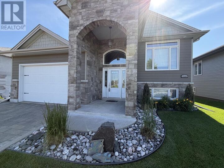 216 Cougar Cres — photo 1