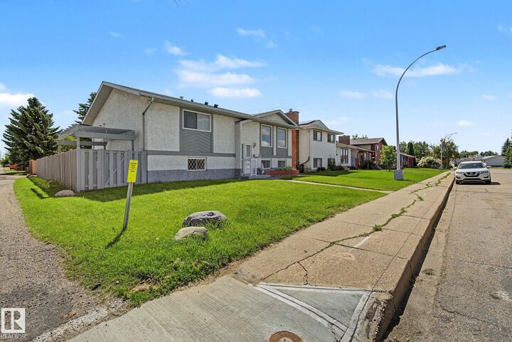 Photo de la propriété:  69 Dunluce Road NW  AB T5X 4P1 