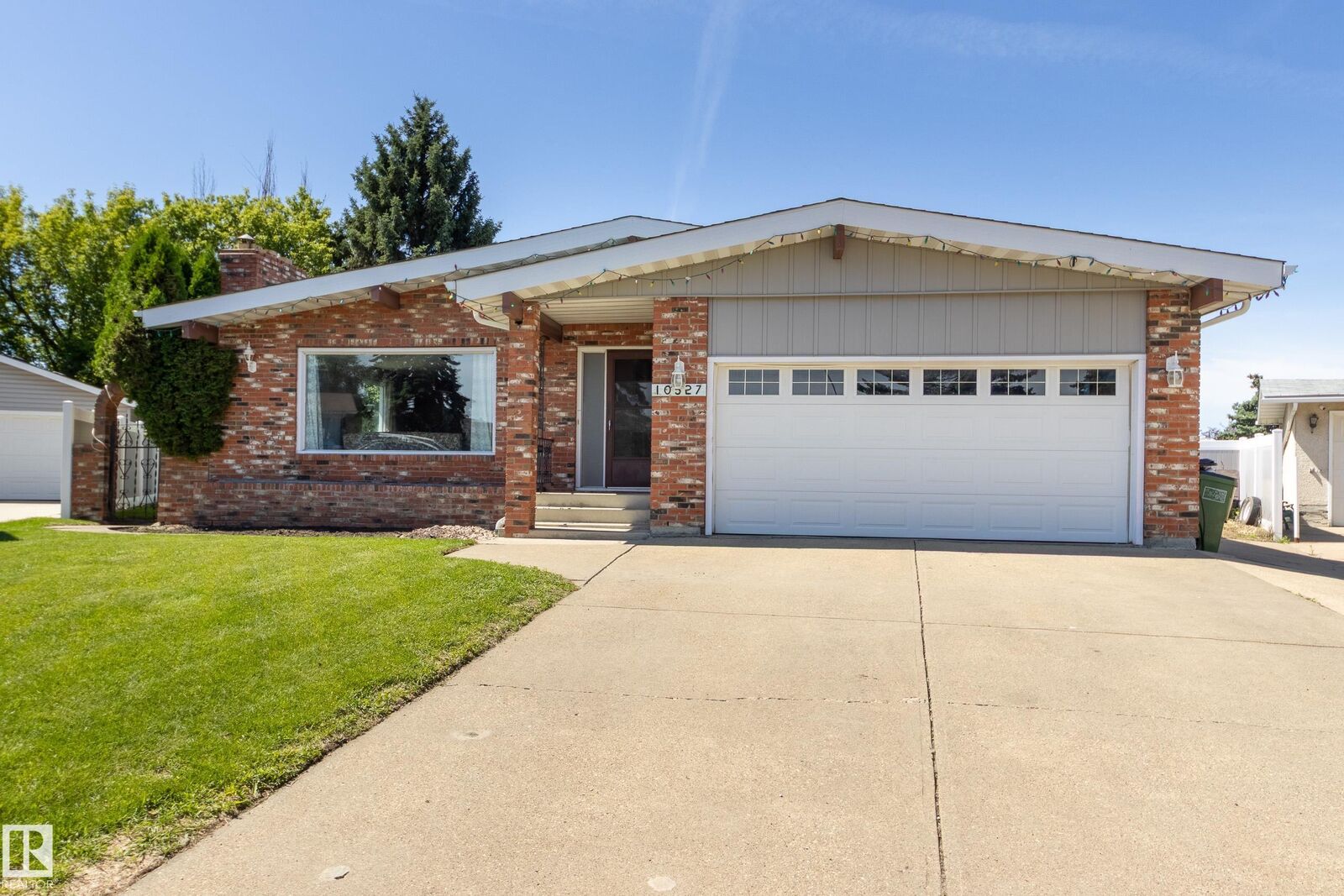 Property Photo:  10527 32 Avenue NW  AB T6J 2Y5 