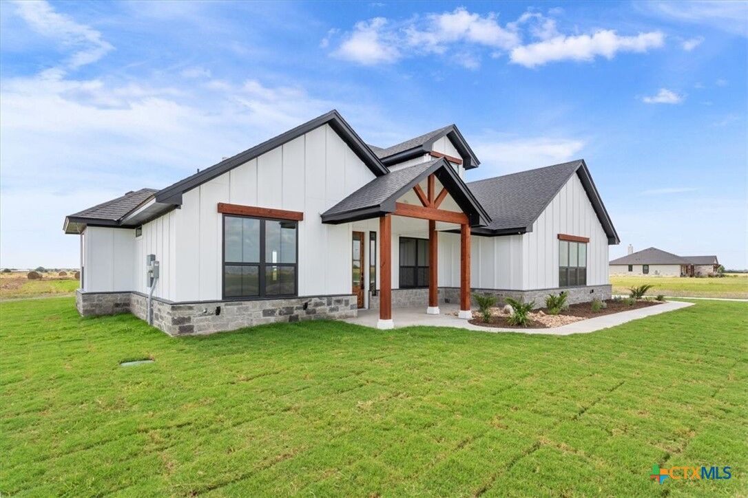 Property Photo: 18085 Roundhall TX 76534