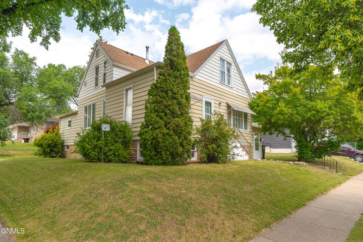 Property Photo:  2100 Rosser Avenue E  ND 58501 