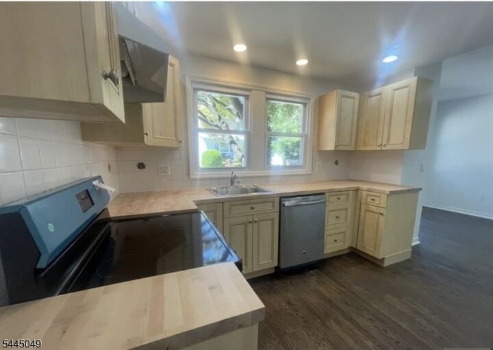 Property Photo: 298 Farrant Ter 1 NJ 07666