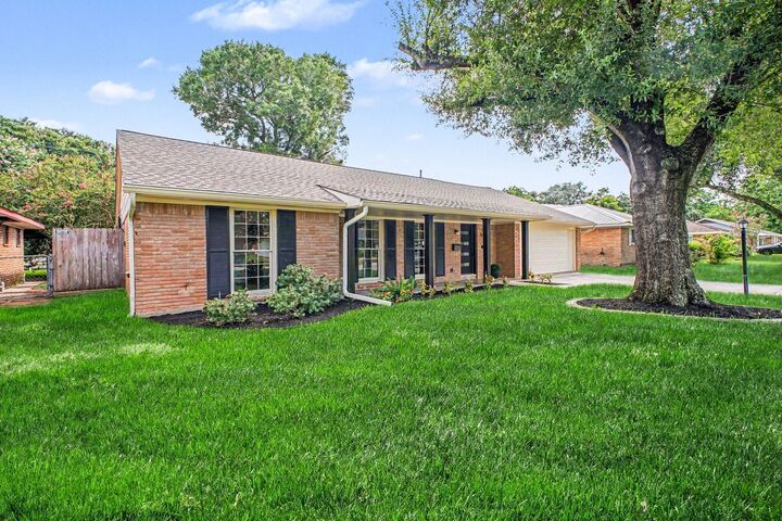 Property Photo:  5443 Redstart Street  TX 77096 