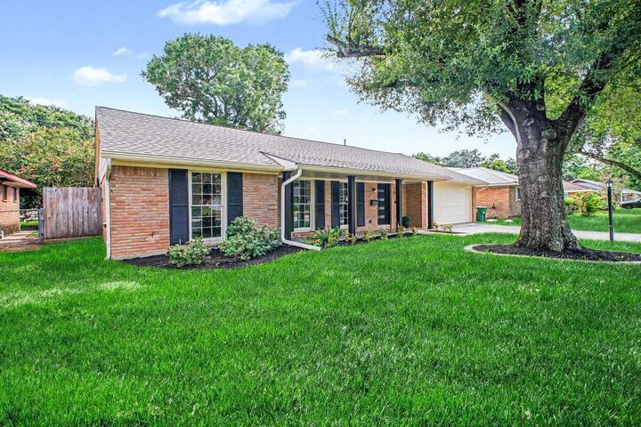 Property Photo: 5443 Redstart Street TX 77096