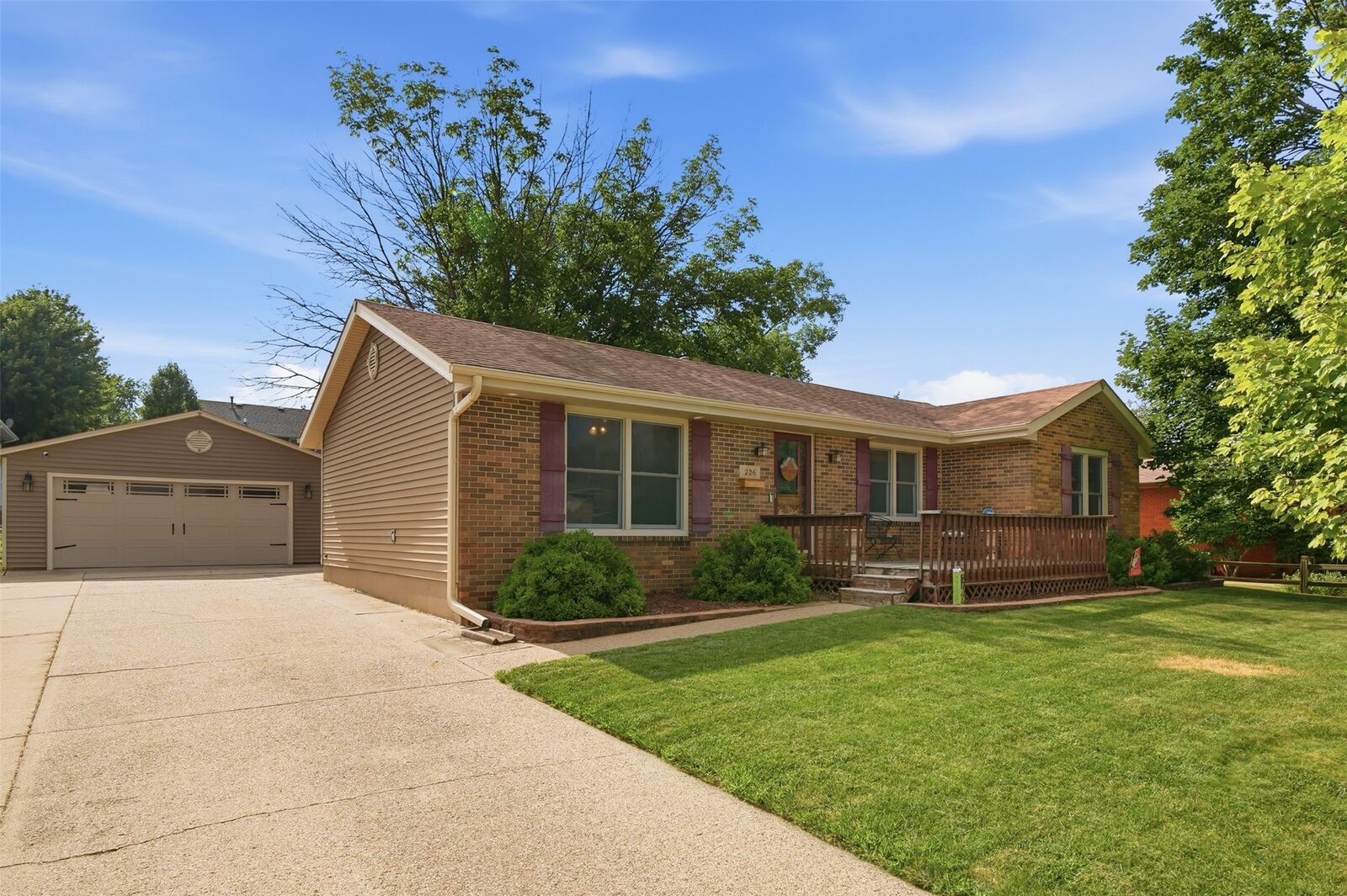 Property Photo:  206 NW Applewood Street  IA 50023 