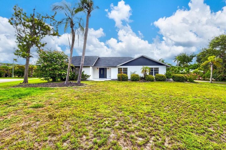 Property Photo:  1420 Mackintosh Boulevard  FL 34275 