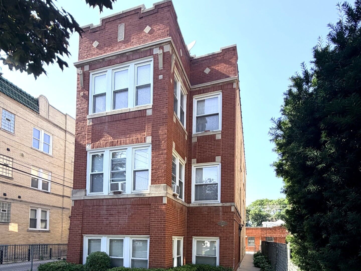 Property Photo: 5112 W Sunnyside Avenue 2 IL 60630