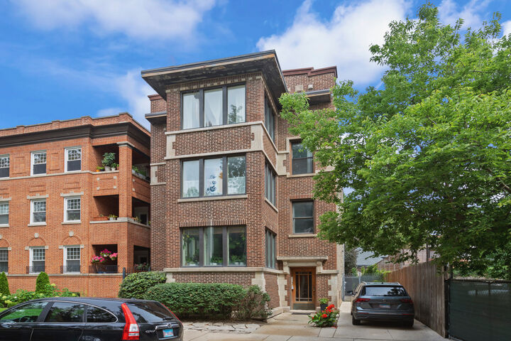 Property Photo:  824 W Gunnison Street  IL 60640 