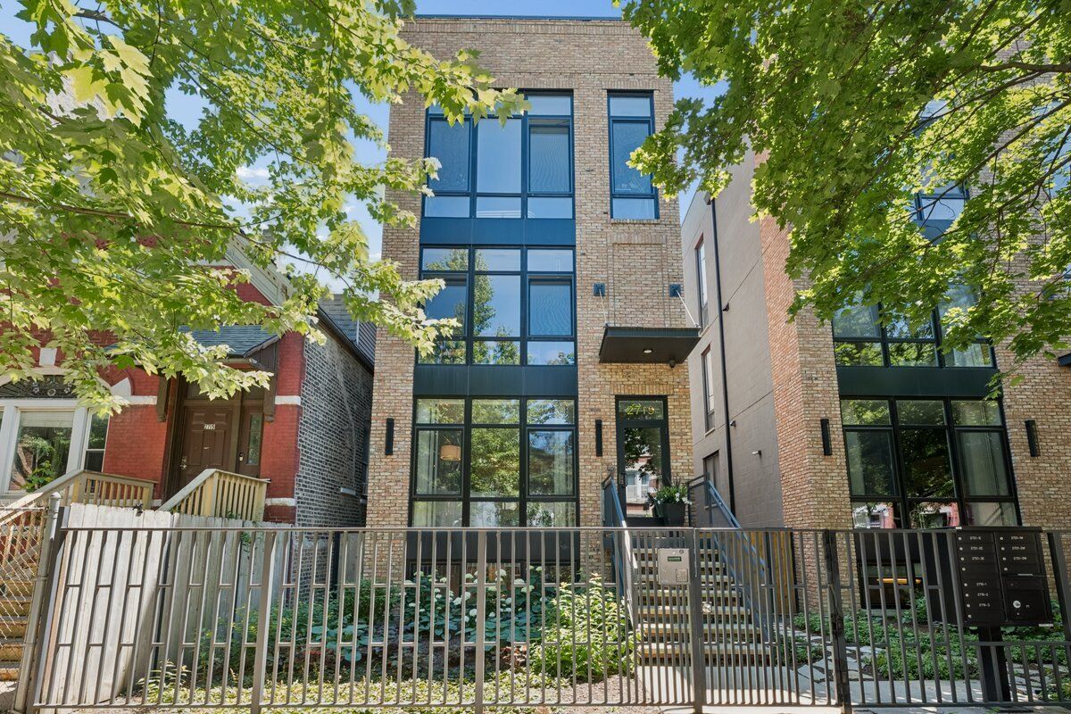 Property Photo:  2719 W Haddon Avenue 1  IL 60622 