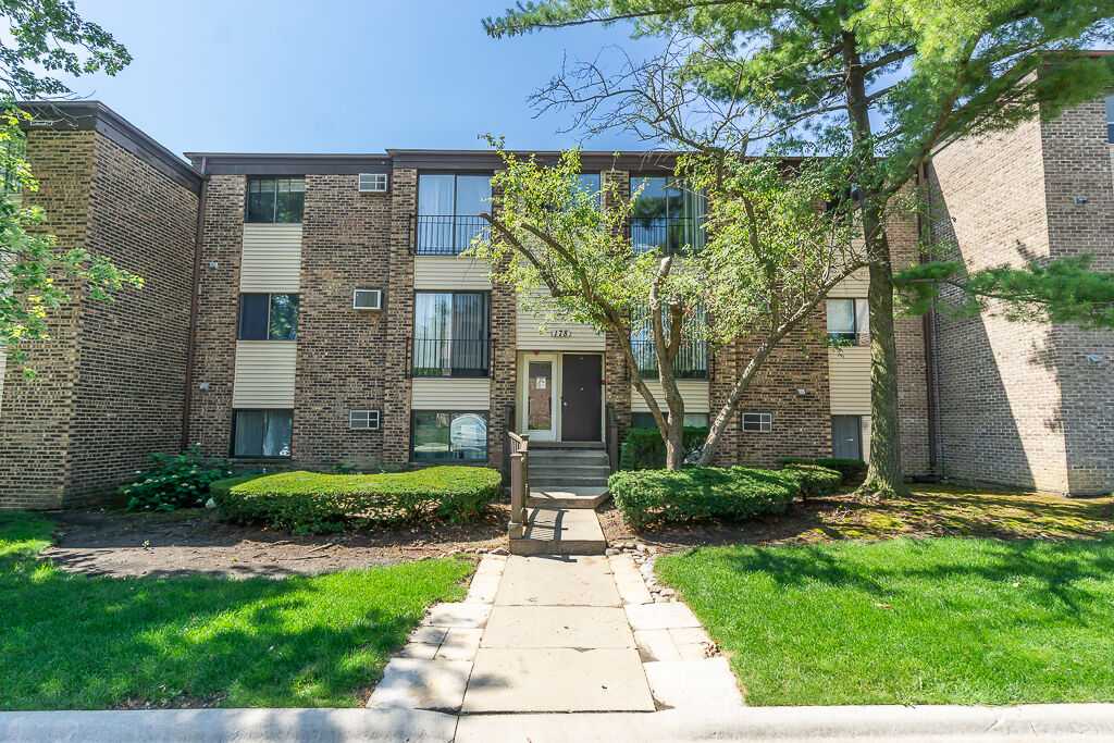 Property Photo: 178 Dunteman Drive 302 IL 60139