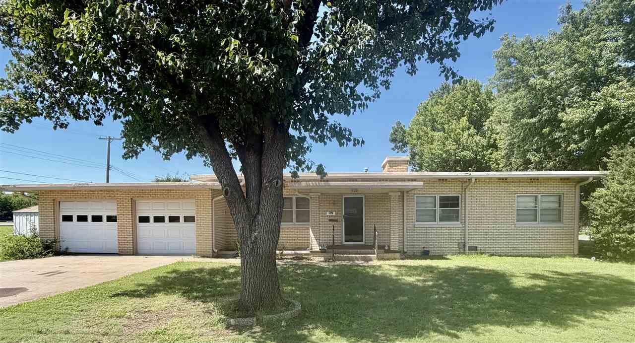 Property Photo: 520 E Coolidge OK 74631
