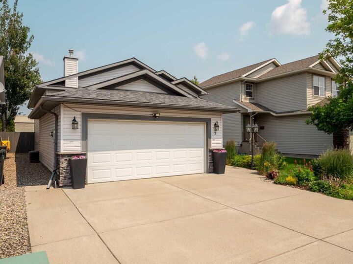 Property Photo: 7 Kodiak Boulevard N AB T1H 6S7