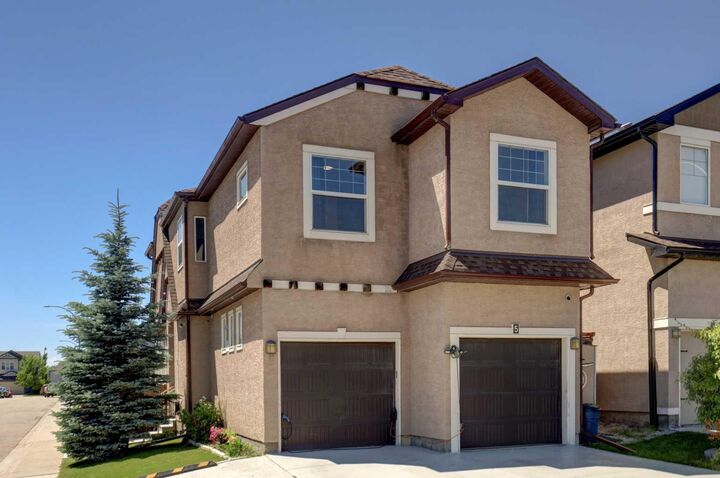 Property Photo: 5 Covecreek Mews NE AB T3K 0V8