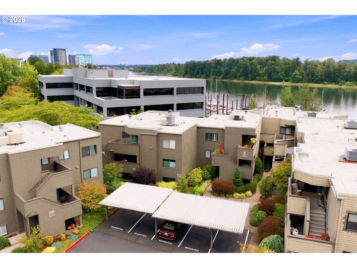 Property Photo: 5620 S Riverside Ln 1 OR 97239