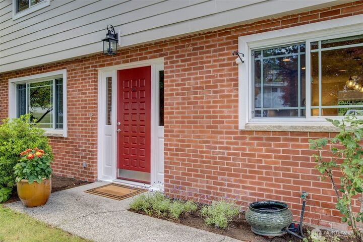 Property Photo:  7616 SE 37th Place  WA 98040 