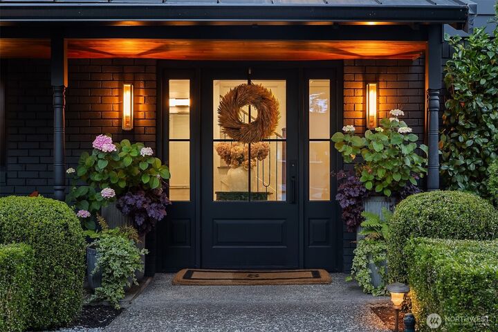 Property Photo: 7306 Island Crest Way WA 98040