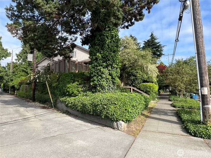 Property Photo: 3021 Fuhrman Avenue E WA 98102
