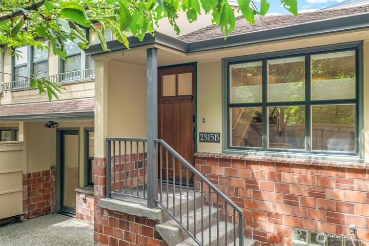 Property Photo:  2315 B  Franklin Avenue E B  WA 98102 