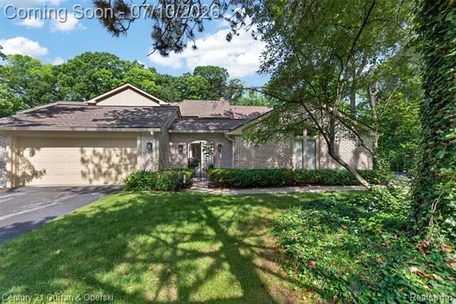 Property Photo:  1102 Hillpointe Circle  MI 48304 