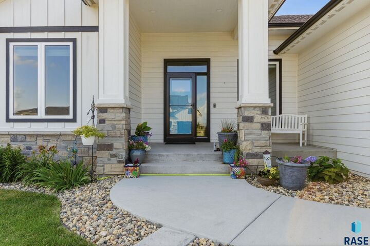 Property Photo:  5600 E Daybreak Cir  SD 57110 