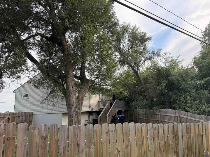 Property Photo: 942 SE 37th St KS 66605