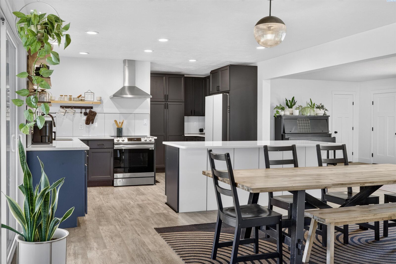 Property Photo: 4004 W Okanogan Ave WA 99336