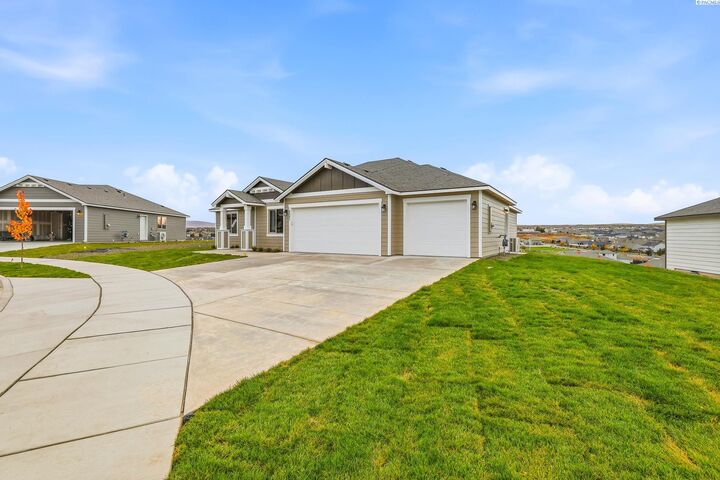 Property Photo: 6521 W 29th Ct WA 99338