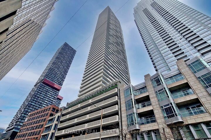 Property Photo: 2221 Yonge Street 1705 ON M4S 2B4