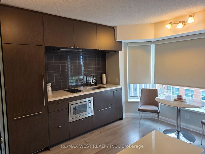 Property Photo:  155 Yorkville Avenue 1416  ON M5R 0B4 