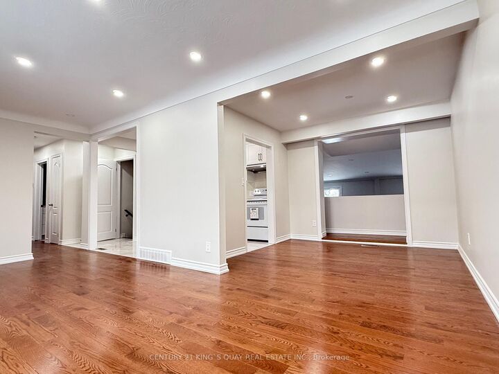 Property Photo:  4383 Petrie Court Upper  ON L2E 6L8 