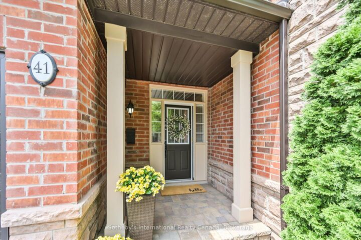 Property Photo: 300 Ravineview Way 41 ON L6H 7J2