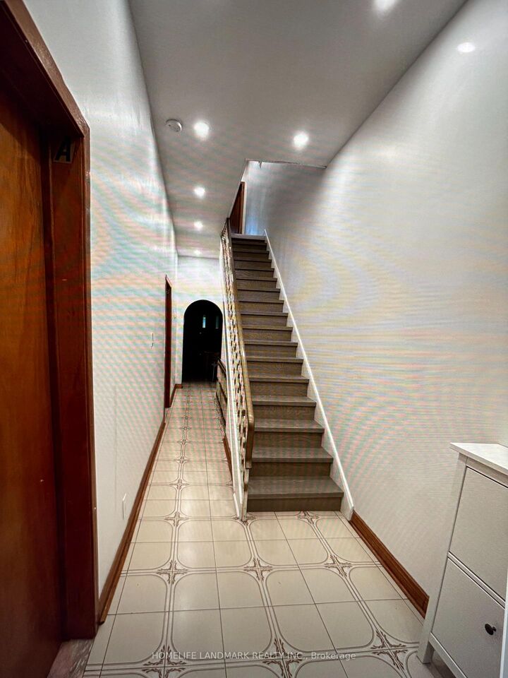 Property Photo:  34 Ulster-1bedrm Street  ON M5S 1E3 